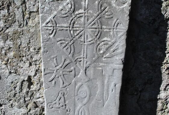 Tapered graveslab