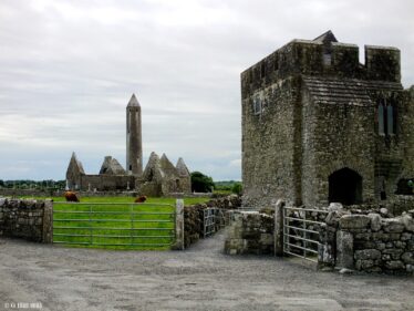 Kilmacduagh Monastic Site  | irelandinruins.blogspot.com