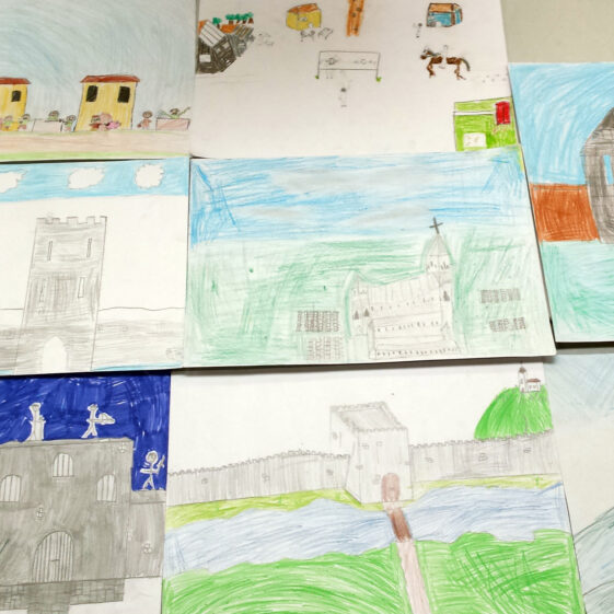 Seo chugat liosta na ndaltaí a ghlac páirt inár gcuid oibre bunaithe ar Bhaile Locha Riach sna meánaoiseanna.  - Students from Gaelscoil Riabhach who worked on the Medieval Loughrea project:
