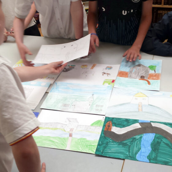 Seo chugat liosta na ndaltaí a ghlac páirt inár gcuid oibre bunaithe ar Bhaile Locha Riach sna meánaoiseanna.  - Students from Gaelscoil Riabhach who worked on the Medieval Loughrea project: