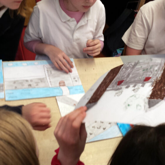 Seo chugat liosta na ndaltaí a ghlac páirt inár gcuid oibre bunaithe ar Bhaile Locha Riach sna meánaoiseanna.  - Students from Gaelscoil Riabhach who worked on the Medieval Loughrea project:
