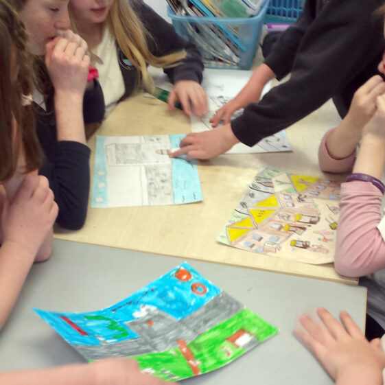 Seo chugat liosta na ndaltaí a ghlac páirt inár gcuid oibre bunaithe ar Bhaile Locha Riach sna meánaoiseanna.  - Students from Gaelscoil Riabhach who worked on the Medieval Loughrea project: