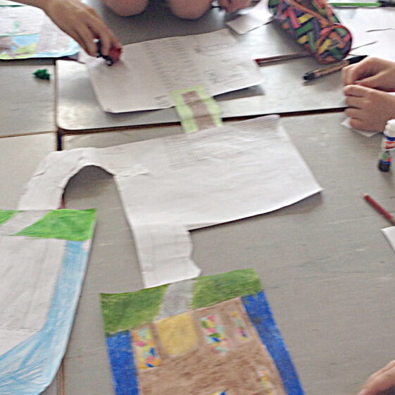 Seo chugat liosta na ndaltaí a ghlac páirt inár gcuid oibre bunaithe ar Bhaile Locha Riach sna meánaoiseanna.  - Students from Gaelscoil Riabhach who worked on the Medieval Loughrea project: