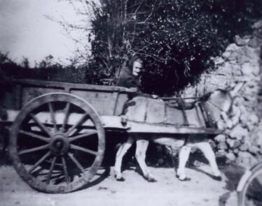 Mrs. Biddy Mitchell, nee Coen going to the post office for her pension in 1957 | Photo: Kathleen Fleming, Hillsbrook