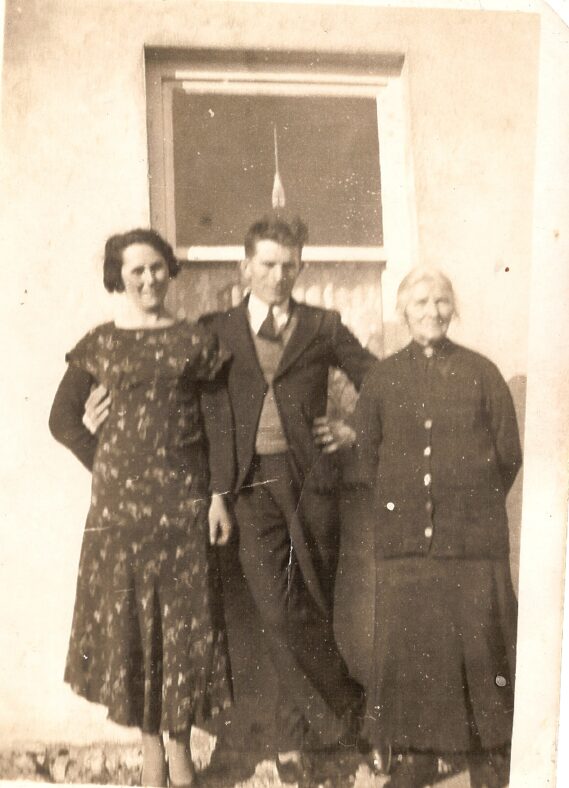 Mannions-Gerald-and-Ellen-Mannion-with-Gers-mother-Mary- | Photo: Gerry Mannion