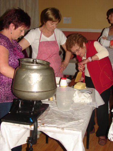 Mary Roche Feigh demonstrating butter-making in Barnaderg Community Centre, 2009 | Photo: Bernadette Forde