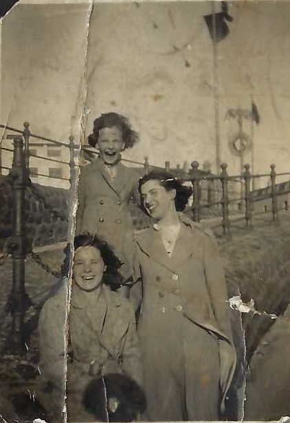 Eileen & her cousins? In Galway maybe?