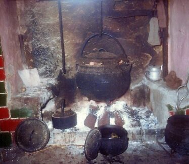 Fireplace with cooking pots | Photo: Dolly family, Dangan