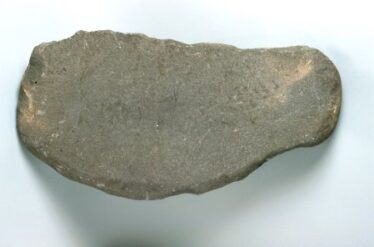 Example of Saddle quern from neolithic and bronze age | https://www.clarelibrary.ie/eolas/claremuseum/riches_of_clare/earth/saddle_quern.htm