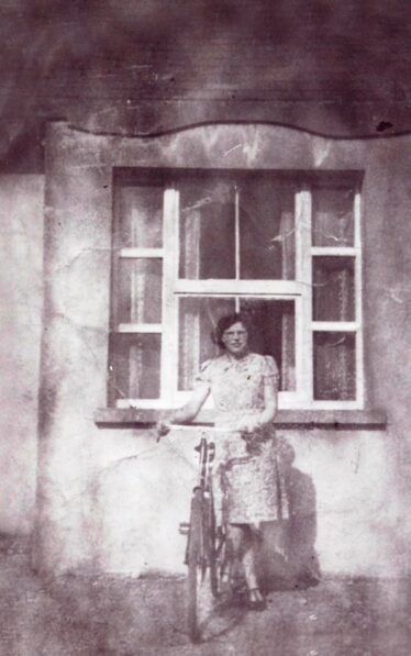 Photo of Nellie in front of Fr. Peter Curran's house | Photo: Mulry family, Danganbeg