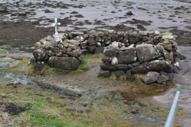 Dry stone wall, horseshoe shaped