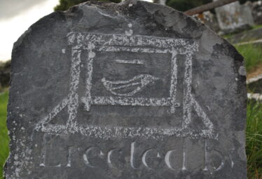 Weavers loom on a headstone.