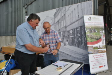 Tom Whelan discussing the finer points of the iron with CC the Galway Community Archaeologist | Christy Cunniffe