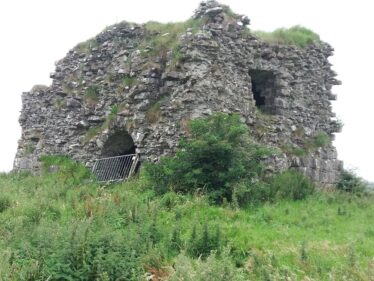 Drystone construction remains of tower house showing window opening and door opening. poor state of repair | B. Doherty 2020