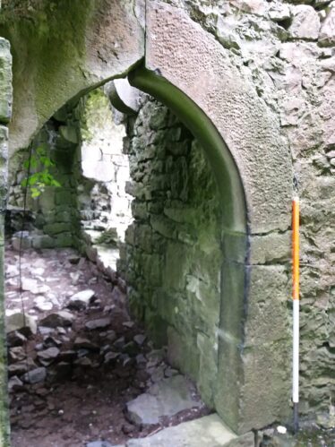 Internal doorway, pointed arch with dressed stone | B. Doherty 2020