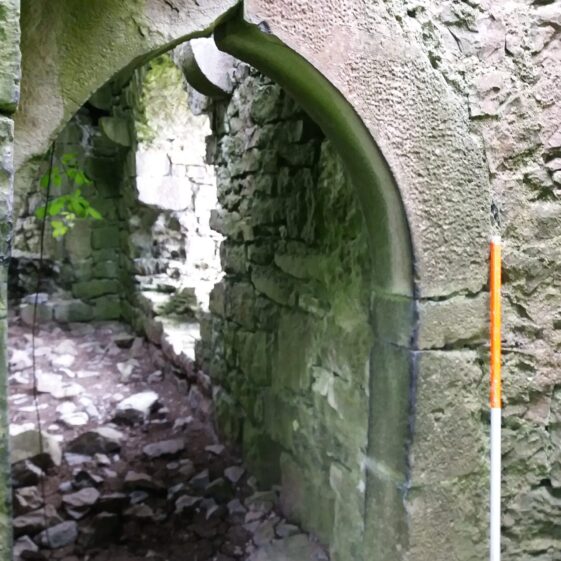 Internal doorway, pointed arch with dressed stone | B. Doherty 2020