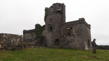 Gamekeepers house, flat roofed building with round tower | B. Doherty 2015