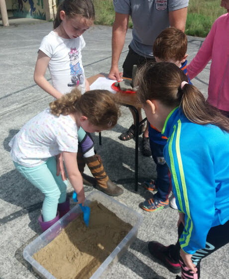 Children excavate for artefacts | B. Doherty 2018