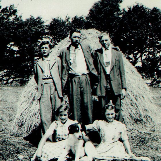 CCI23062019_0001 (3) Jimmie, Willie Conneely, Ramon Sullivan, Julia, Maggie Conneely and Ship the dog.
| Photo courtesy John Conneely
