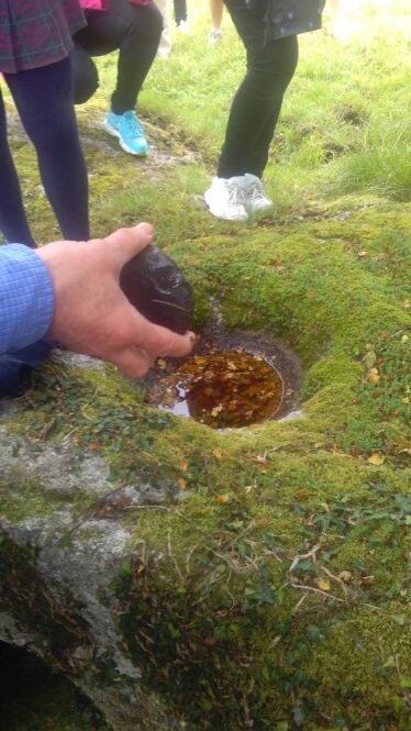 Bullaun or Cursing Stone between Teampeall Éinne and Tobar Éinne | © Hazel Morrison-Pagett