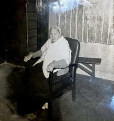 Máire McDonagh worked as a Bean cabhrach (handy women) to help woman in childbirth, the sick and dying.
