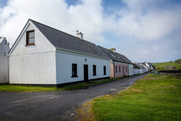 Cottages at East End Beach. Lat/Long: 53° 37.1990N, 10° 11.1047W - What3Words: ///according.smoking.tastefully | Roger Harrison