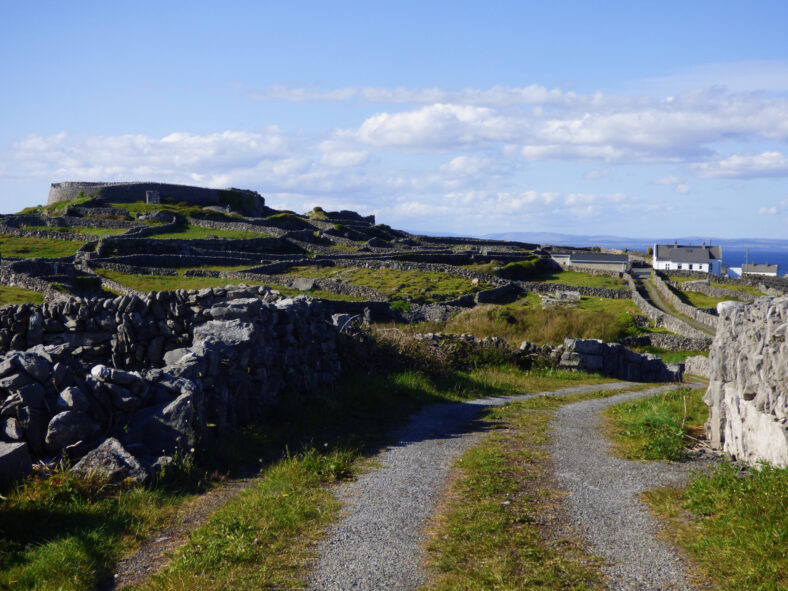 Dún Chonchúir, Inis Méain ar chlé agus teachín ar dheis le Cois Fharraige sa gcúlra | Alex Mac Seóin