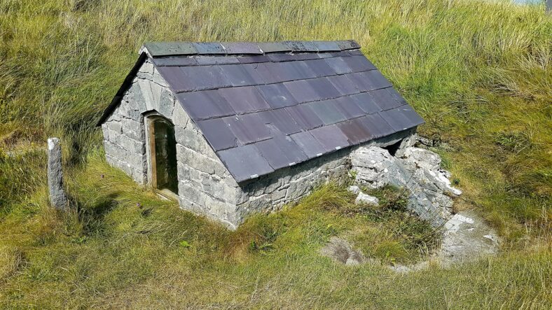 Teach Leaba (uaigh) Caomhàn | Paddy Crowe